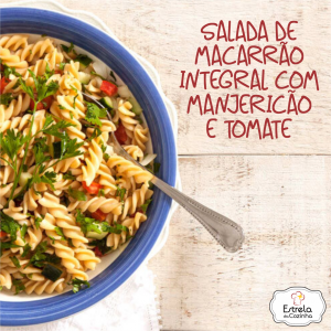 Salada de macarrão integral com manjericão e tomate